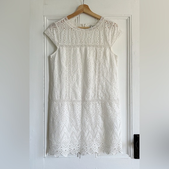 Joie Delayna Eyelet Dress in Porcelain. Size XS - Picture 4 of 7